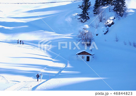 一面の雪景色の中、のんびりと山歩きを楽しむ人達 一面の雪景色の中、のんびりと山歩きを楽しむ人達 46844823