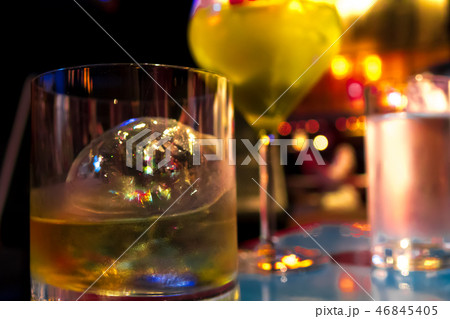 ウイスキーロックとカクテル 46845405