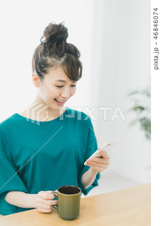 young woman 46846074