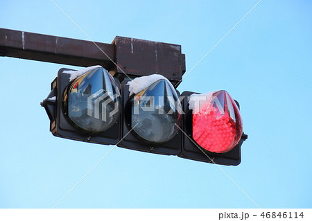 カプセル型の着雪対策信号機。北海道札幌市中央区内。 46846114