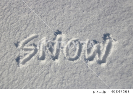 積雪の上に書かれた「SNOW」の文字。 46847563