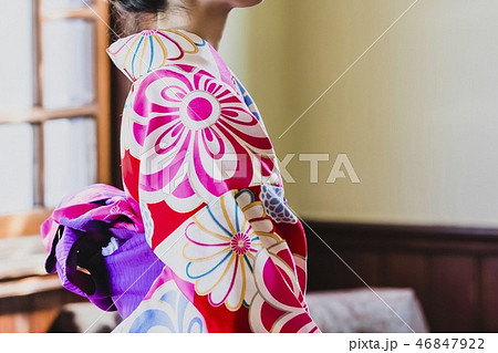 着物　晴れ着を着た女性 46847922