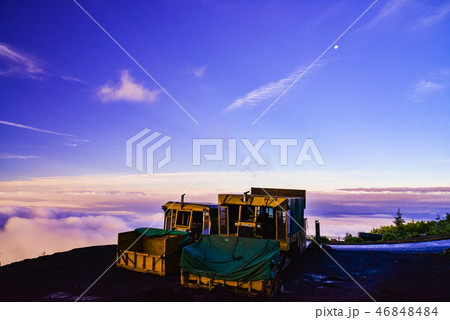 (静岡県)富士宮口五合目の山岳ブルドーザと富士山頂 (静岡県)富士宮口五合目の山岳ブルドーザと富士山頂 46848484