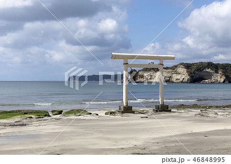 鳥居と海岸 03 46848995