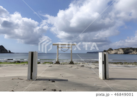 鳥居と海岸 06 鳥居と海岸 06 46849001