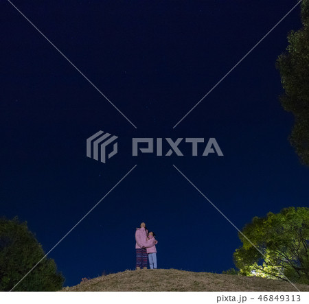 冬の公園で星空を観察している子供たち 46849313