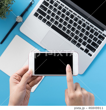 スマホ スマートフォン 女性 46849911