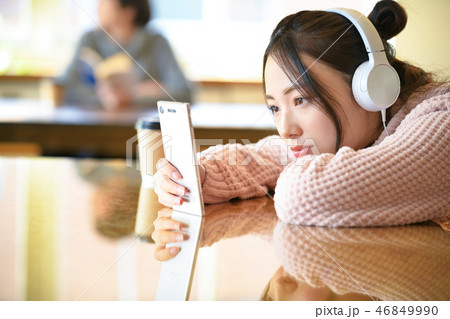 女性　ライフスタイル　スマホ　カフェ 46849990