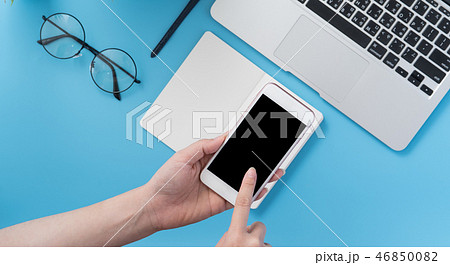 スマホ スマートフォン 女性 46850082