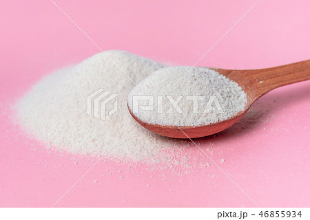 collagen powder and spoon over pink background 46855934
