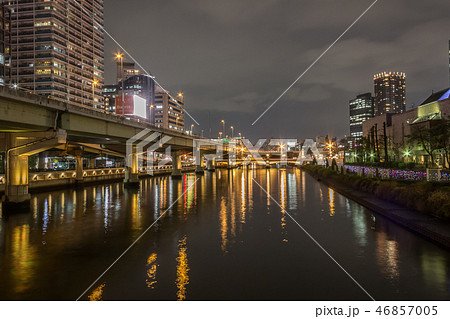 鉾流橋から見たライトアップされた阪神高速と冬の中之島夜景-上流方向 46857005