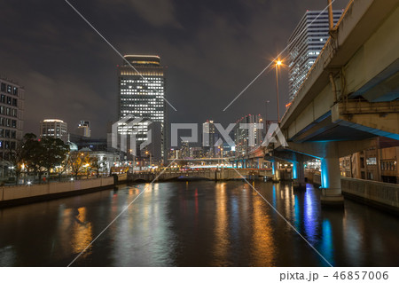 水晶橋から見たライトアップされた阪神高速と冬の中之島夜景-下流方向 46857006