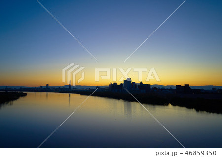 大阪_菅原城北大橋からの日の出前夜景_No2 46859350