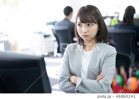 ビジネス 悩む ビジネスウーマン ビジネス 悩む ビジネスウーマン 46860241