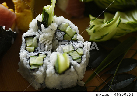 巻きずし　きゅうり　かっぱ巻き　カッパ巻き　キュウリ　寿司　逆巻き　コメ　シャリ　飾り 46860551