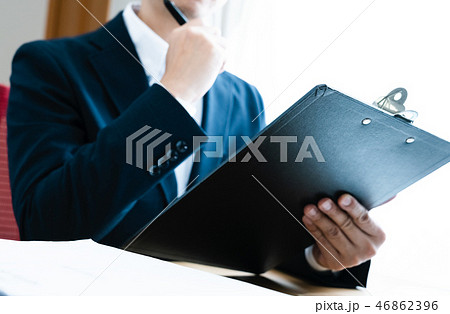 書類とビジネスマン 書類とビジネスマン 46862396