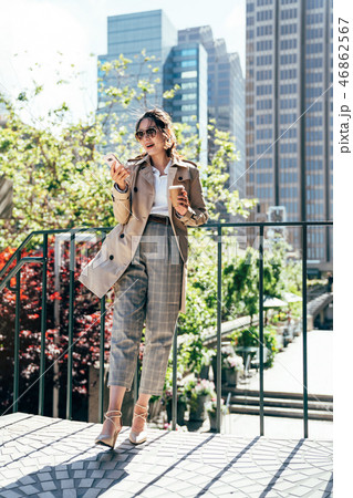 businesswoman outdoor relying against handrail businesswoman outdoor relying against handrail 46862567