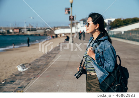 woman lens man holding camera smiling sightseeing woman lens man holding camera smiling sightseeing 46862933