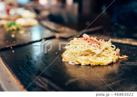 delicious okonomiyaki pancake on teppanyaki pan delicious okonomiyaki pancake on teppanyaki pan 46863022