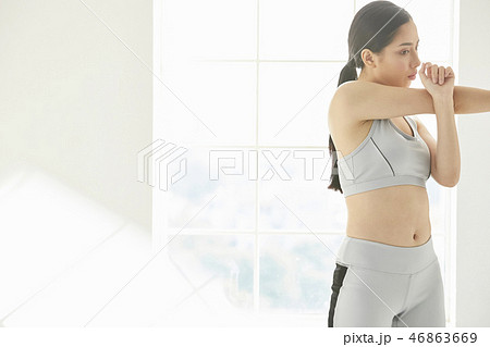 女性　スポーツウェア 46863669