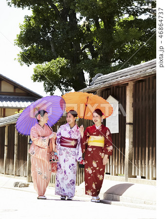 路地を歩く着物姿の三人の女性 路地を歩く着物姿の三人の女性 46864737