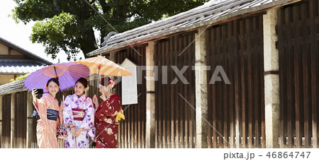 路地を歩く着物姿の三人の女性 路地を歩く着物姿の三人の女性 46864747