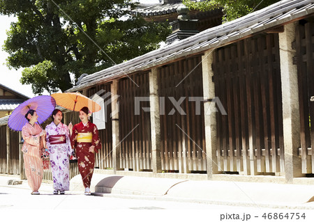 路地を歩く着物姿の三人の女性 46864754