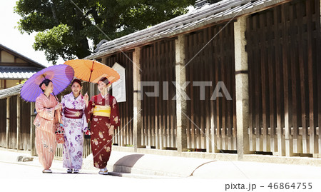 路地を歩く着物姿の三人の女性 46864755