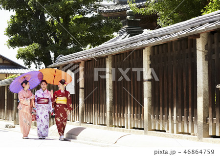 路地を歩く着物姿の三人の女性 46864759