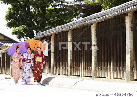 路地を歩く着物姿の三人の女性 路地を歩く着物姿の三人の女性 46864760