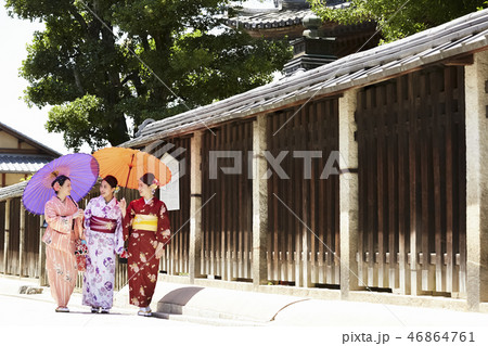 路地を歩く着物姿の三人の女性 46864761