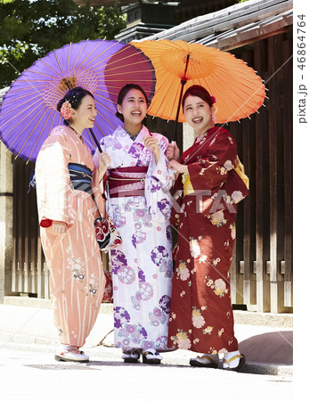 路地を歩く着物姿の三人の女性 46864764