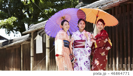 路地を歩く着物姿の三人の女性 46864771