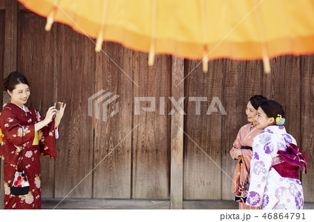 記念写真を撮る着物姿の三人の女性 記念写真を撮る着物姿の三人の女性 46864791