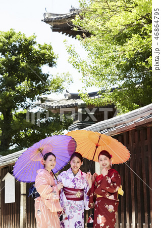 路地を歩く着物姿の三人の女性 46864795