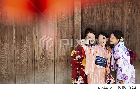 記念写真を撮る着物姿の三人の女性 46864812
