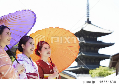 五重塔を背景に立つ着物姿の三人の女性 46864830