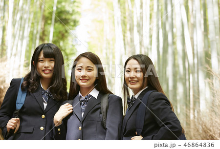 竹林の小径に立つ三人の女子高生 竹林の小径に立つ三人の女子高生 46864836