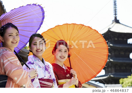 五重塔を背景に立つ着物姿の三人の女性 46864837