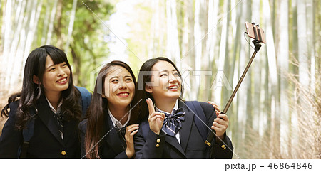 竹林の小径で自撮りする三人の女子高生 46864846