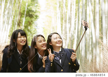 竹林の小径で自撮りする三人の女子高生 46864854