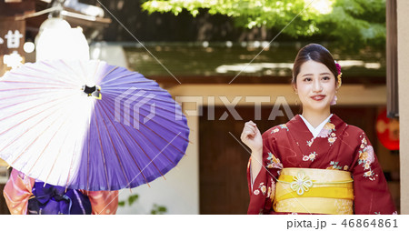 茶屋の前に立つ着物姿の二人の女性 46864861