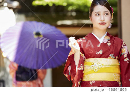 茶屋の前に立つ二人の着物姿の女性 46864896