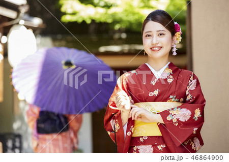 茶屋の前に立つ着物姿の二人の女性 46864900