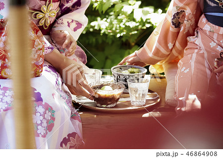 茶屋で甘味をいただく着物姿の二人の女性の手元 46864908