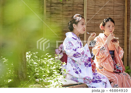 茶屋で甘味をいただく着物姿の二人の女性 46864910