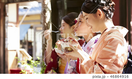 茶屋で甘味をいただく着物姿の三人の女性 46864916