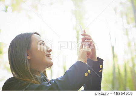 竹林の写メールを撮る女子高生 46864919
