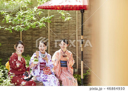 茶屋で甘味をいただく着物姿の三人の女性 46864930