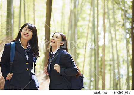 竹林を背景に立つ二人の女子高生 46864947
